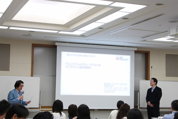 講義前に一橋大学の伊藤邦雄教授よりご紹介