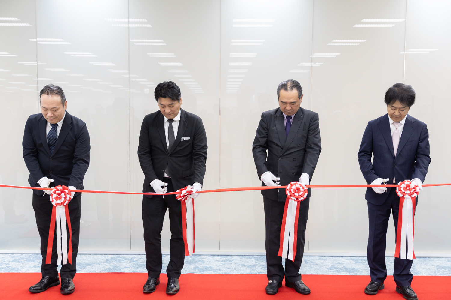 写真左から 株式会社ビックカメラ 営業本部 CX企画推進室 室長 和歌山 大様、執行役員 マーティング本部長 兼 EC事業部長 儘田 雅樹様、株式会社ベルシステム24代表取締役 社長執行役員 梶原 浩、専務執行役員 大矢 賢一